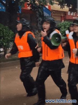 湖北老兵冲锋在前督察大家 抗洪一线显骨子