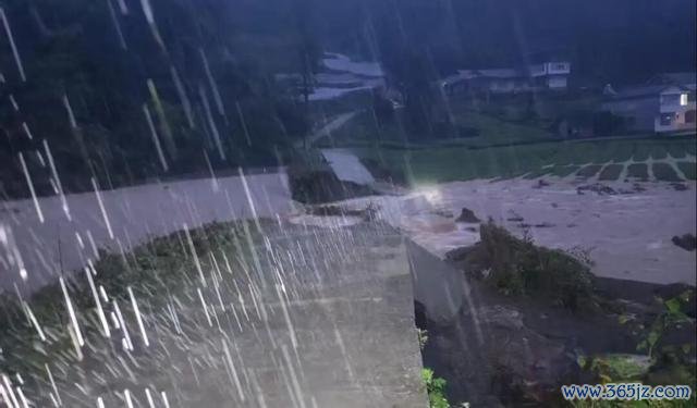 湖北老兵冲锋在前督察大家 抗洪一线显骨子