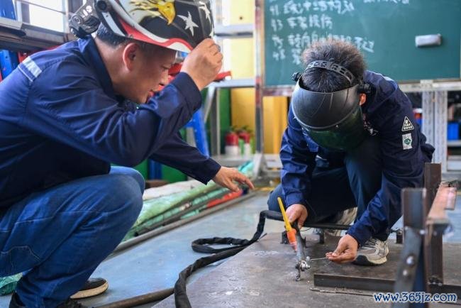 17年拿了5个寰球总冠军 他们凭什么 醉心与坚合手成立光辉